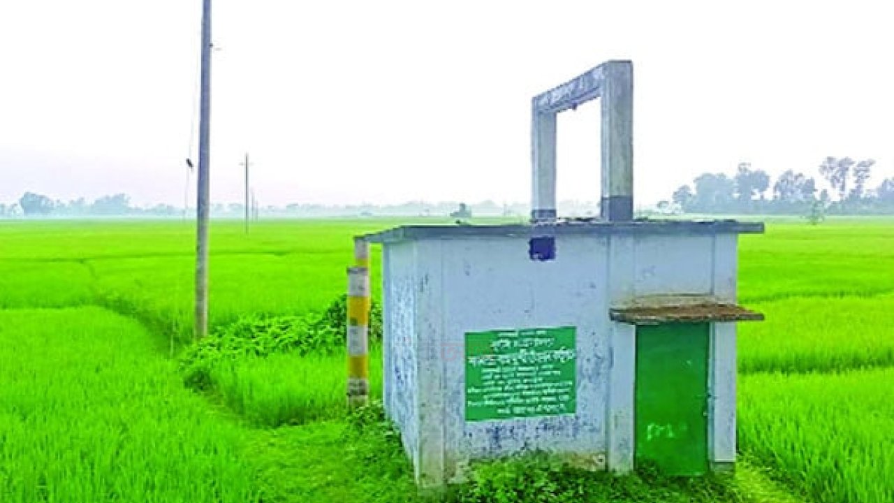 ঠেলাঠেলিতে বিদ্যুৎ বিচ্ছিন্ন চার মাস